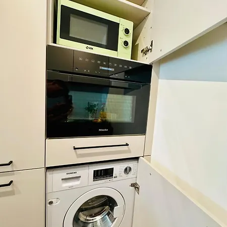 New With Sunny Terrace & Air Condition チューリッヒ