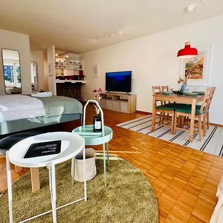 New With Sunny Terrace & Air Condition アパート *