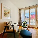 New With Sunny Terrace & Air Condition شقة *