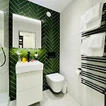 شقة New With Sunny Terrace & Air Condition *