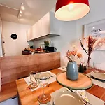 New With Sunny Terrace & Air Condition شقة *